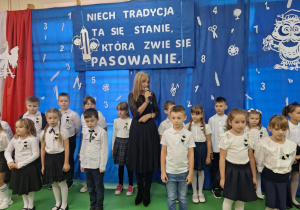 Pani Dyrektor Elżbieta Wilczyńska wita uczniów i rodziców na uroczystości