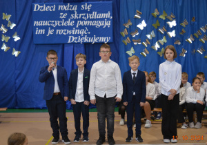 Uczniowie klas czwartych podczas uroczystości