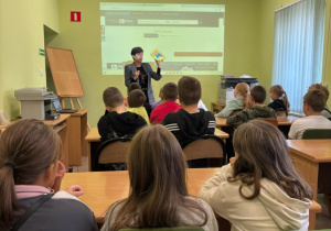 Klasa IVb w czasie prelekcji w Bibliotece Pedagogicznej