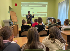 Klasa IVb na lekcji w Bibliotece Pedagogicznej