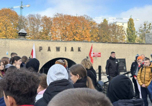 Ósmoklasiści przed Muzeum Więzienia Pawiak