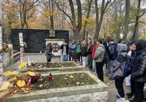 Uczniowie na cmentarzu wojskowym w Warszawie