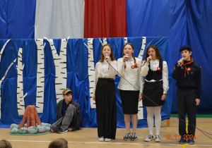 Zespół uczniów wykonuje utwór patriotyczny