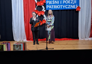 Pani Dyrektor Elżbieta Wilczyńska i przewodnicząca jury Pani Katarzyna Małek na scenie