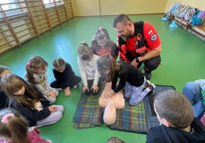 Dziewczynki z klasy pierwszej ćwiczą na fantomie