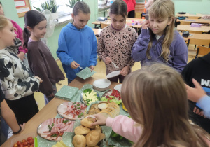 Dziewczynki z klasy IIIa szykują sobie śniadanie