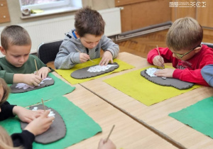 Chłopcy pracują podczas zajęć