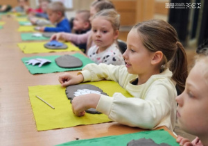 Dziewczynki podczas warsztatów