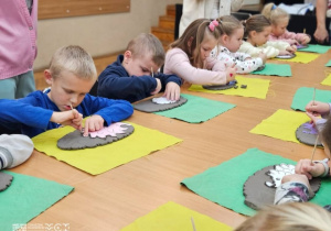 Dzieci pracują w glinie na warsztatach