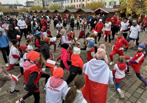 Dzieci rozgrzewają się przed biegiem