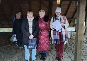 Mateusz Sęk- laureat konkursu w pływaniu wraz z organizatorkami