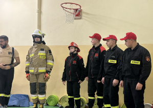 Członkowie Młodzieżowej Drużyny Pożarniczej