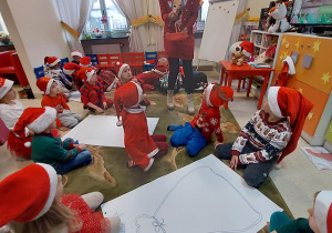 Dzieci wykonują zadanie plastyczne