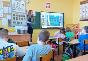 Pani Magdalena Sepkowska w czasie zajęć z uczniami