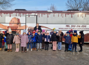 Dzieci z grupy "0" w " Czekoladowym autobusie"