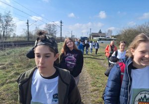 Uczniowie wędrują po Czarnocinie