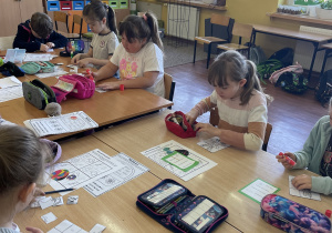 Dzieci pracują na lekcji