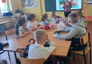 Uczniowie słuchają wskazówek nauczyciela