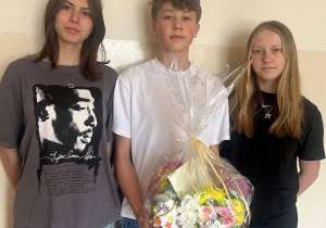 Członkowie SKW z przygotowanymi upominkami