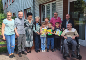 Podopieczni DPS i uczniowie grupy przedszkolnej