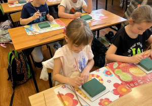Dzieci budują tipi na gąbce florystycznej.