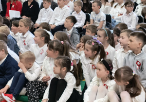 Uczniowie w hali sportowej podczas apelu