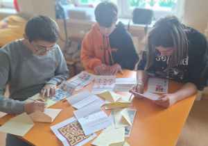 Dzieci rozwiązują zadania z kodowania