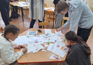 Uczestnicy kodowania z Krasnalami rozwiązują zadania