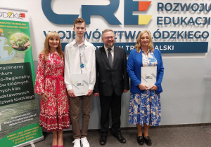 Szymon Rudzki z Panią Dyrektor Elżbietą Wilczyńską oraz nauczycielem Panią Moniką Kamińską