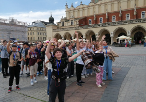 Uczniowie na Rynku Głównym w Krakowie
