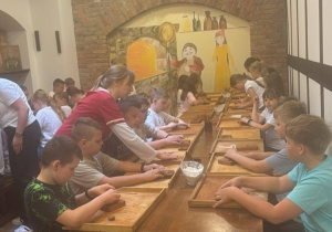 Uczniowie przygotowują pierniki podczas warsztatów