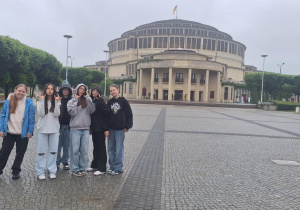 Szostoklasiści przed Halą Stulecia