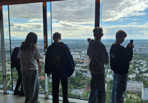Uczniowie podziwiają widok z tarasu widokowego na Wrocław