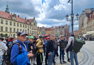 Dzieci stoją na wrocławskim rynku