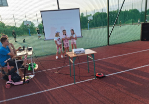 Dziewczynki śpiewają podczas karaoke.