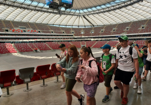 Dzieci spacerują po Stadionie Narodowym