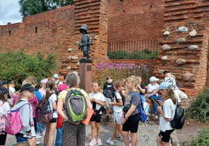 Grupa przy Pomniku Małego Powstańca