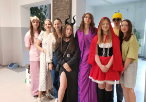 Przebrane dziewczynki z klas ósmych