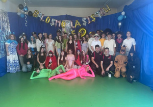 Uczniowie klas ósmych w przebraniach