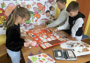 Uczniowie tworzą lapbooka.