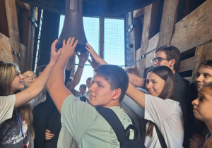Uczniowie dotykają dzwon Zygmunta