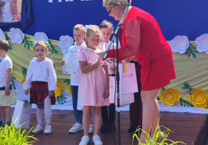 Nikola odbiera nagrodę.