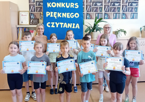 Uczniowie wyróżnieni w konkursie oraz organizatorzy