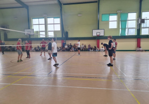 Drużyny na boisku w czasie spotkania