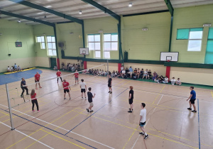 Uczniowie i nauczyciele podczas meczu w hali sportowej