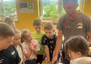 Pan Jacek pokazuje uczniom narzędzia dekarskie.