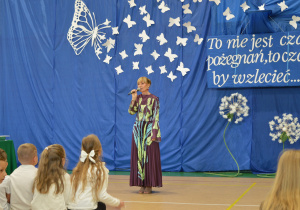 Pani Dyrektor Elżbieta Wilczyńska wita uczniów