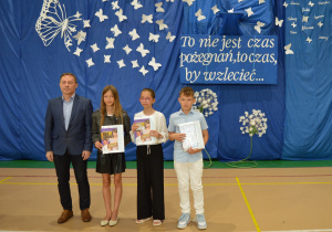 Najlepsi uczniowie klasy Vb i wychowawca