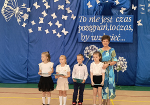 Wychowawca klasy Ib z najlepszymi uczniami