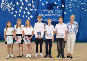 Wychowawczyni klasy VIa z najlepszymi uczniami tej klasy
